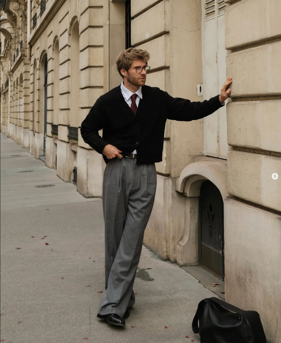 Marco Leisten, Editorial Portrait, schwarzer Cardigan und Krawatte vor Pariser Architektur