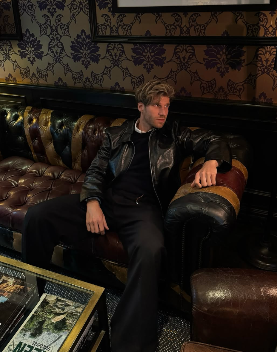 Marco Leisten, Lederjacke auf Chesterfield-Sofa, Lounge-Atmosphäre
