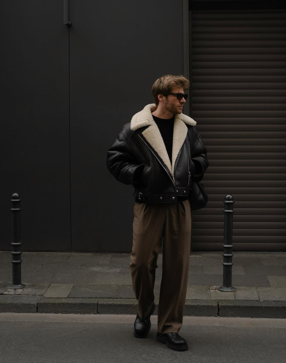 Marco Leisten, Shearling-Aviator-Jacke, beige Hose, Sonnenbrille, Street Style
